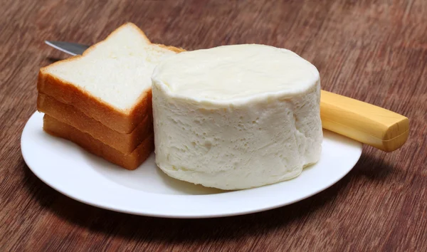 Mozzarella peynir ekmek ile — Stok fotoğraf