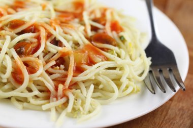 çatal ile pişirilmiş erişte