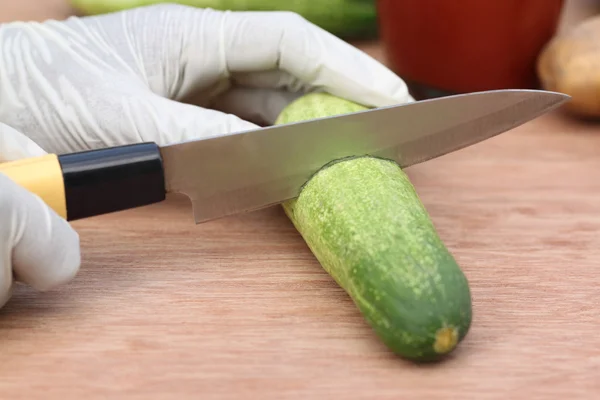 Corte de pepino com uma faca de cozinha — Fotografia de Stock