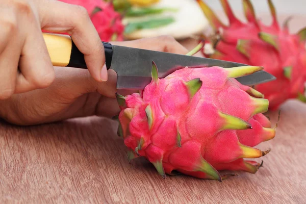 Hände schneiden Drachenfrüchte — Stockfoto