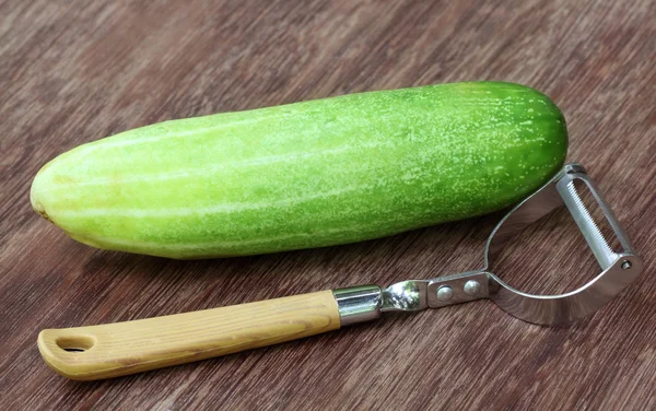 Pepino fresco com descascador — Fotografia de Stock