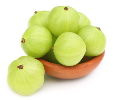 üzerinde küçük bir kahverengi kase taze amla