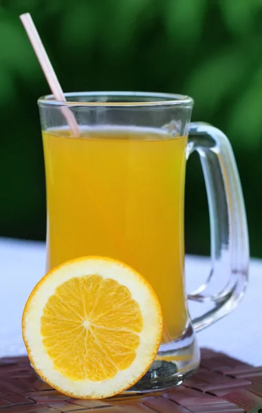 Zumo de naranja con rodajas de naranja — Foto de Stock