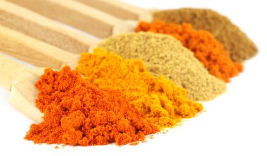 baharat kaşıkları üzerinde