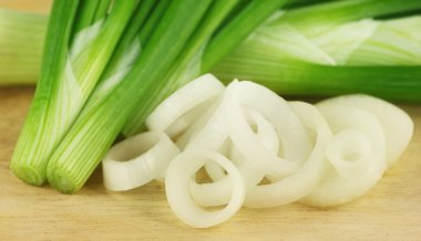 yaprakları ile dilimlenmiş soğan