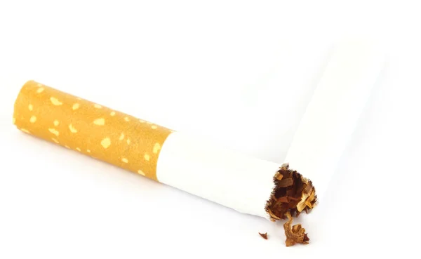 टूटे हुए सिगरेट के साथ तंबाकू — स्टॉक फ़ोटो, इमेज
