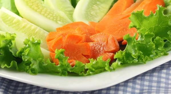 Ensalada de pepinos, zanahorias y lechuga en plato —  Fotos de Stock