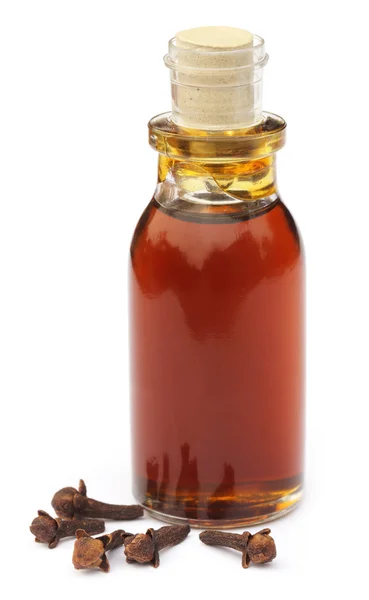 Kryddnejlika med eterisk olja — Stockfoto