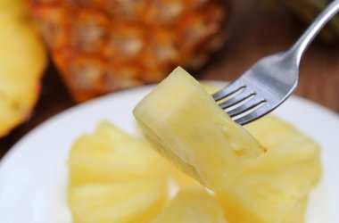 çatal ile doğranmış ananas