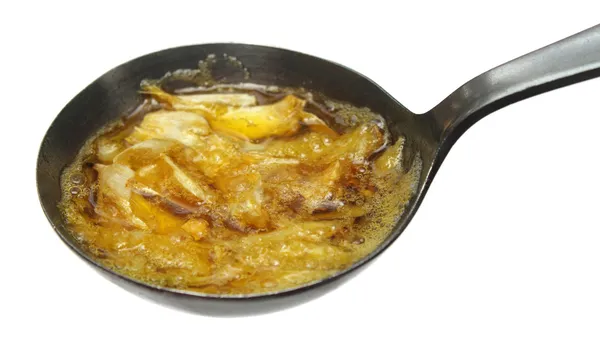 Česnek v horkém oleji hořčice — Stock fotografie