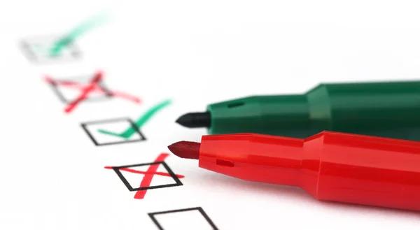 yeşil ve kırmızı kalemle kontrol listesi