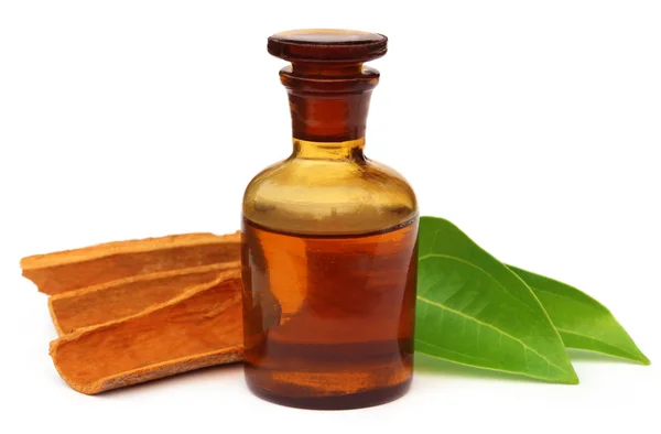 Aceite de canela con corteza — Foto de Stock