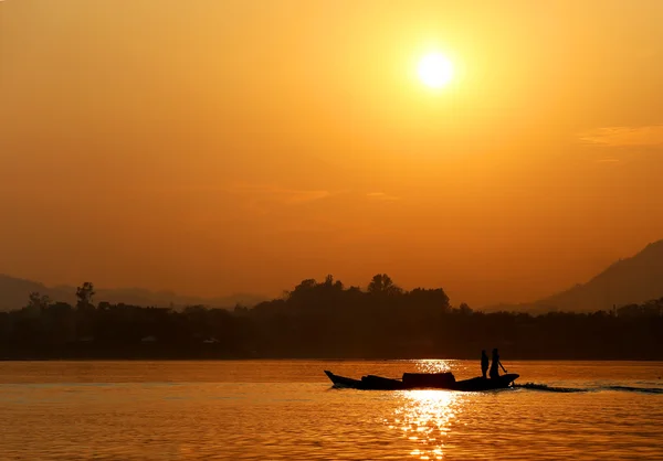 Pôr do sol no lago Kaptai de Bangladesh — Fotografia de Stock