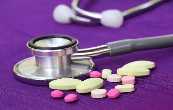 Stethoscope and pills — Stock Photo, Image