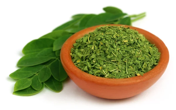 yeşil ve dired moringa yaprakları