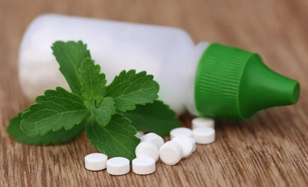 Stevia met zoetstoffen, tabletten en fles — Stockfoto