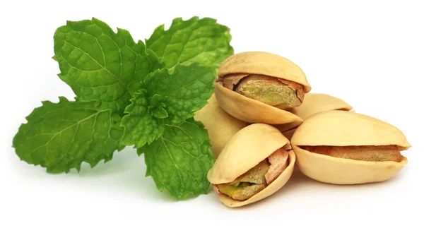 Pistachos con hojas de menta verde — Foto de Stock