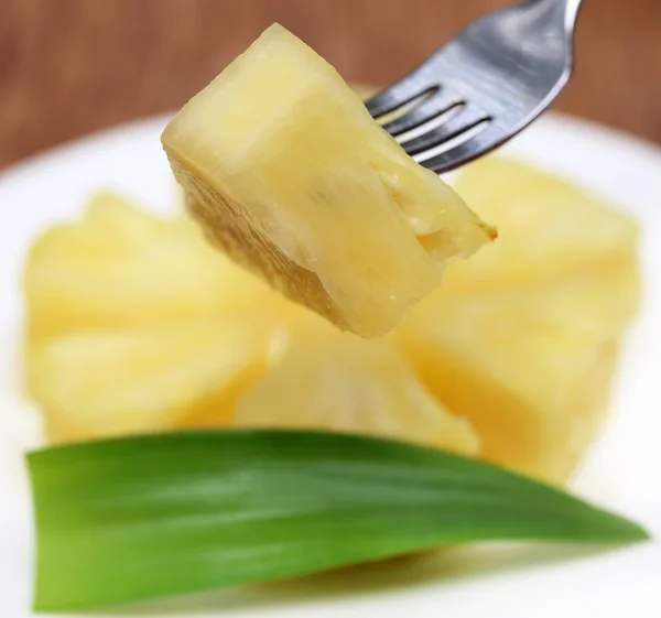 フォークでスライスされたパイナップルのマクロ — ストック写真