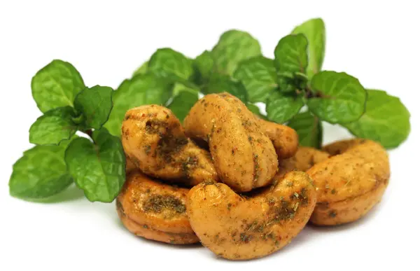 Cashewnoten met groene muntblaadjes — Stockfoto