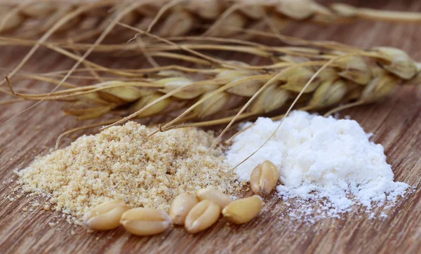 Wheat and flour — Stock Photo, Image