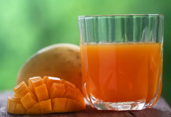 Mango sap met fruit — Stockfoto