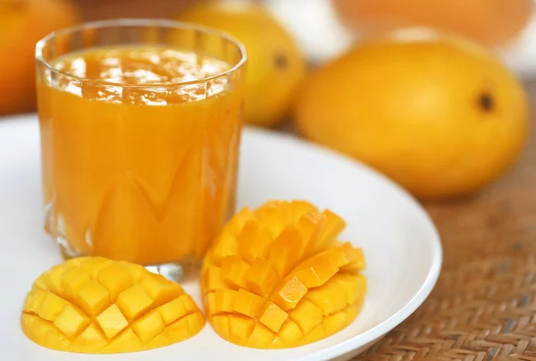 Mango sap met vruchten — Stockfoto