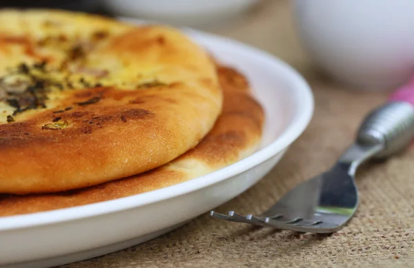 Knoflook naan met vork — Stockfoto