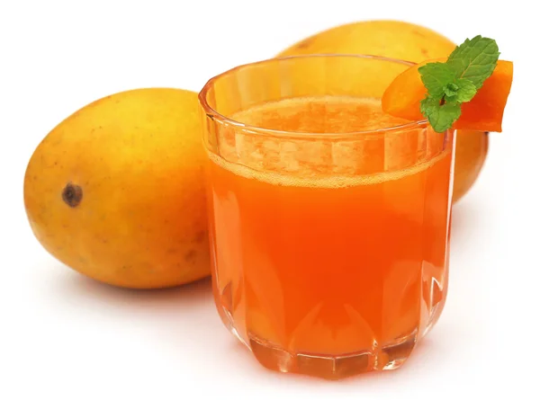 Mango juice with whole fruit — Stock Photo, Image