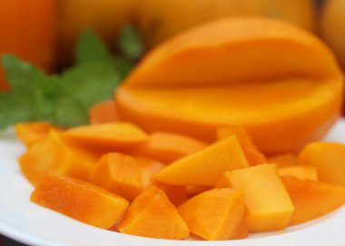 Sulu mango dilimlenmiş