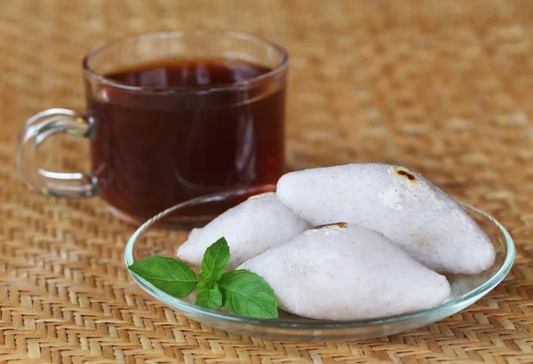Ręcznie kuchni indyjskiej z mąki ryżowej z filiżanką herbaty — Zdjęcie stockowe