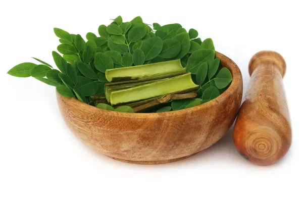 Moringa yaprakları ve harç havaneli