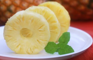 nane yaprakları ile doğranmış ananas