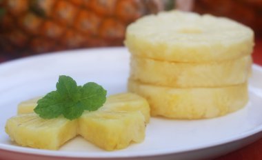 nane yaprakları ile doğranmış ananas