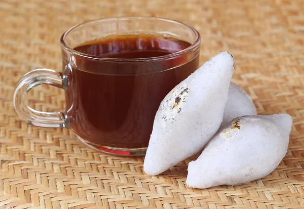 Cuisine indienne artisanale de farine de riz avec tasse de thé — Photo