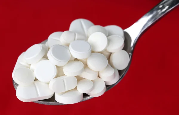 Tabletten op een zilveren lepel — 스톡 사진