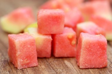 ahşap yüzey üzerinde taze guava