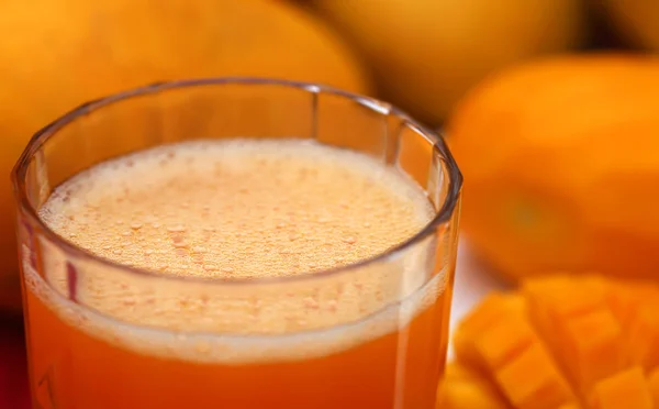 Mango juice with sliced fruit — Stock Photo, Image