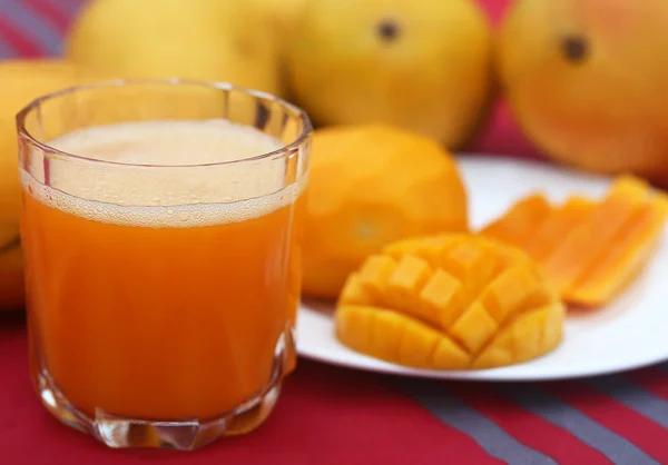 Mango juice with sliced fruit — Stock Photo, Image