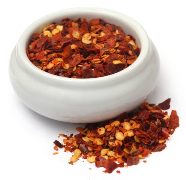 Beyaz arka planda ezilmiş biberler