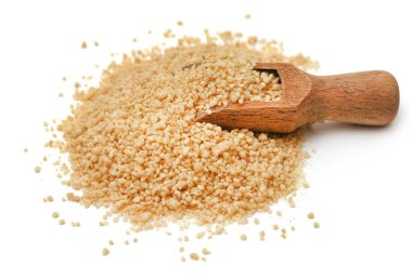 Beyaz arkaplanda pişmemiş kuskus