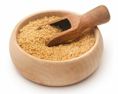 Kuskus beyaz arka plan üzerinde Kuzey Afrika mutfağı