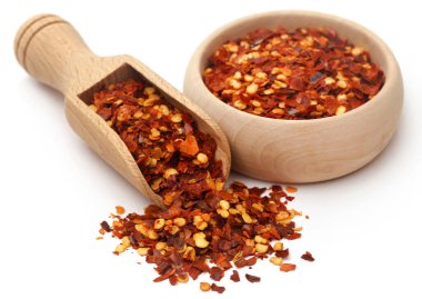 Ezilmiş biberler beyaz kasede