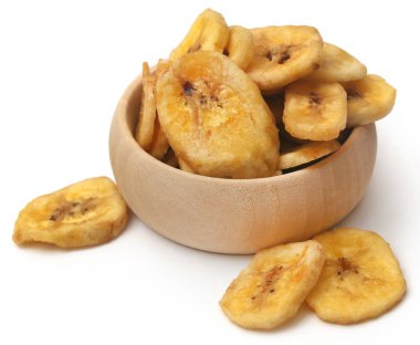 Beyaz arka planda izole edilmiş muz cipsleri.