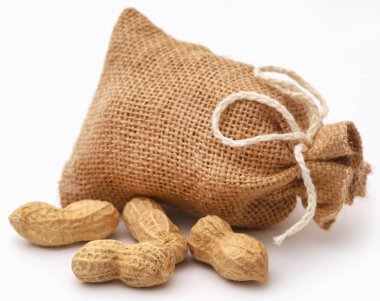 Beyaz arka plan üzerinde çuval taze fıstık