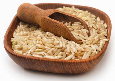 Kase içinde pişirilmemiş kahverengi pirinç, beyaz üzerine pişmemiş kahverengi pirinç.