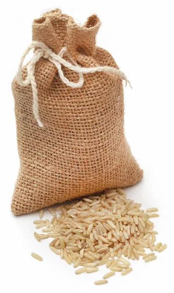 Arroz Integral Sin Cocer Una Bolsa Sobre Blanco — Foto de Stock