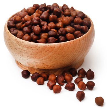 Beyaz arka planda bir kasede kaynamış nohut