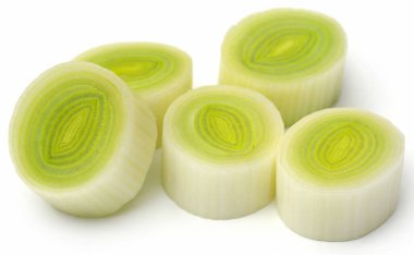 Beyaz zemin üzerinde taze pırasa kökü parçaları