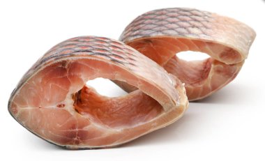 Popüler rohu balığı beyaz arka planda dilimlenmiş