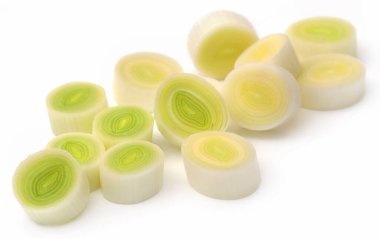 Beyaz arka planda yeni kesilmiş pırasa sapı